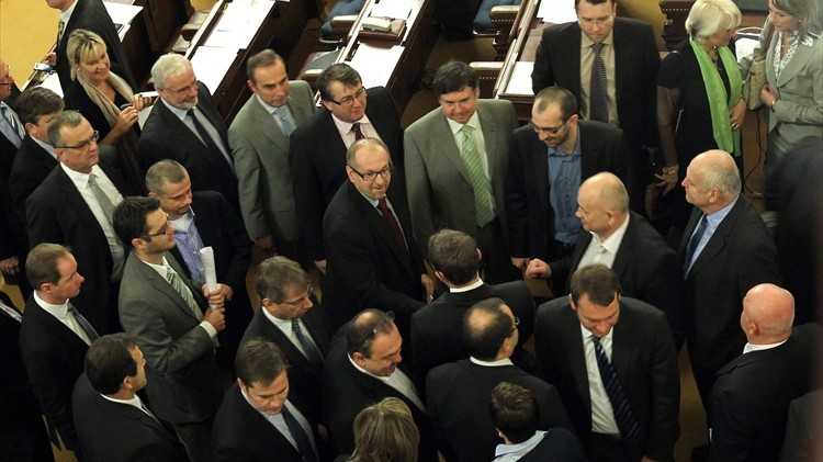 Sněmovna schválila daňový balíček, levice chystá pomstu