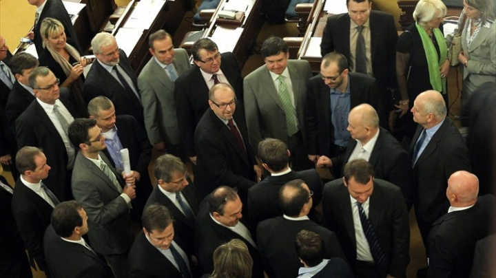 Sněmovna schválila daňový balíček, levice chystá pomstu