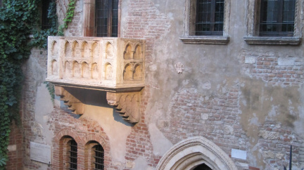 Verona zakáže vylepování milostných vzkazů pod "balkónem Romea a Julie"