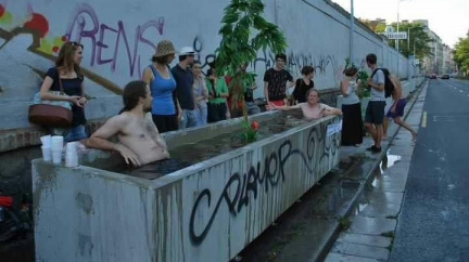 Praha 5 odvezla obří květináče z míst, kde jen překážely