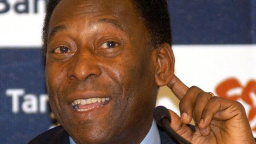 Legendární fotbalista Pelé s novou kyčlí opustil nemocnici
