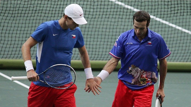 Čeští tenisté vyhráli čtyřhru a jediný bod je dělí od zisku Davis Cupu