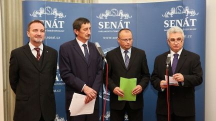 Senát schválil návrh na zrušení sKaret