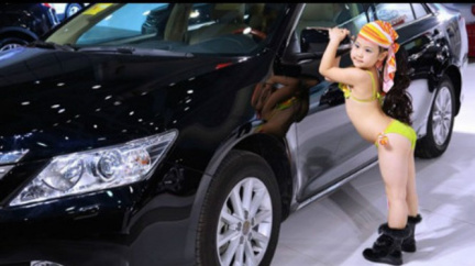 Na čínském veletrhu pózují pětileté holčičky v bikinách