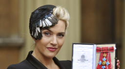 To je pocta! Kate Winslet převzala vyznamenání od britské královny