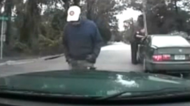 Muž se vymočil na auto policisty, který ho zastavil