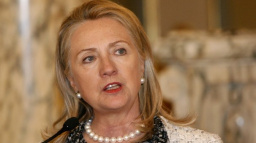 Potvrzeno. Clintonová přijede v pondělí do Prahy