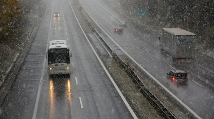 Aktualizováno: Ledovka ustupuje. Řidiči si ale musí dávat pozor na sníh