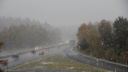 Nehoda nákladního vozu zastavila D1 ve směru na Prahu