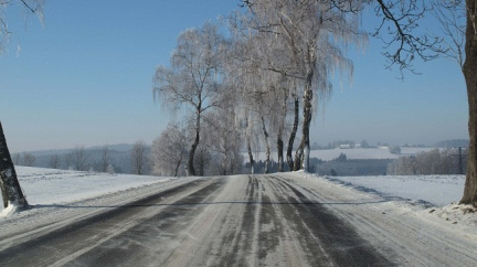Řidiči, mějte se na pozoru! Na silnicích to klouže