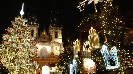 Symbol Vánoc už svítí. Na Staromák přišlo 40 tisíc lidí