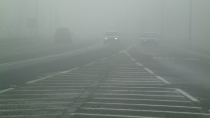 Dopravu ztěžují déšť a mlha, cesty namrzají