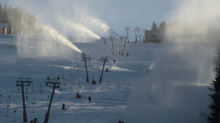 Dobrá zpráva pro lyžaře! Střediska intenzivně zasněžují sjezdovky