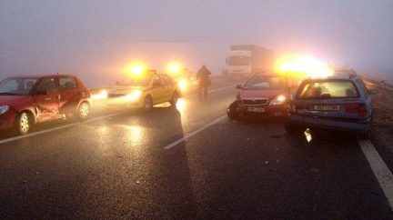 U Šternberka se srazilo šest aut, jeden člověk zemřel