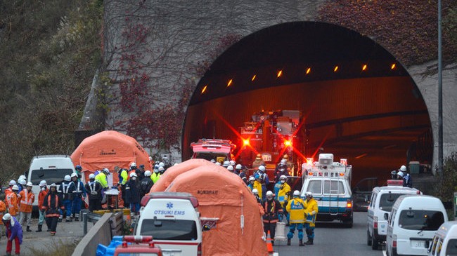 Na dálnici D8 se v tunelu u hranic s Německem srazily dva kamiony
