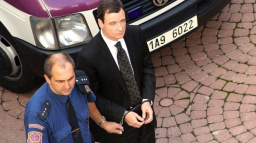 Žena protestuje hladovkou proti Rathově vazbě