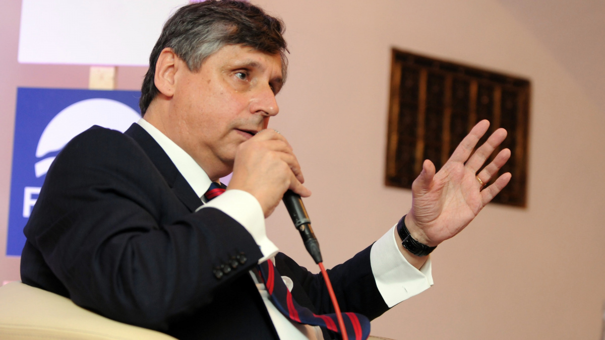 Fischer se diví: Proč Zemanovi nevytýkají Šloufa?