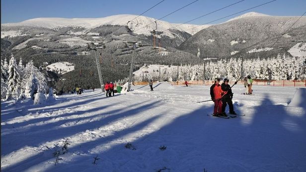 V Krkonoších dnes naplno začala lyžařská sezona