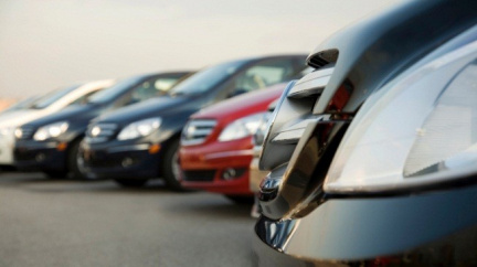 Muž nabral ženu na kapotu a ujížděl s ní rychlostí 90 km/h. Dle soudu je nevinný