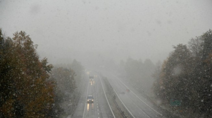 Silnice v ČR sužují námrazy a sněhové přeháňky