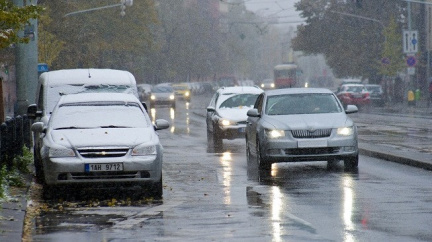 Hlavní tahy v Praze jsou s opatrností sjízdné