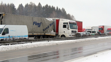 Dálnici D8 blokovala čtyři hodiny havárie kamionu