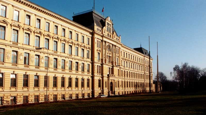 Další aféra je venku: Policie obvinila 6 lidí kvůli údajné korupci s pozemky obrany