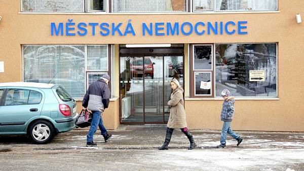 Lidé v Marianských lázních demonstrují proti rušení nemocnice