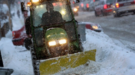 Česko pod sněhem: Silnice jsou sjízdné s velkou opatrností