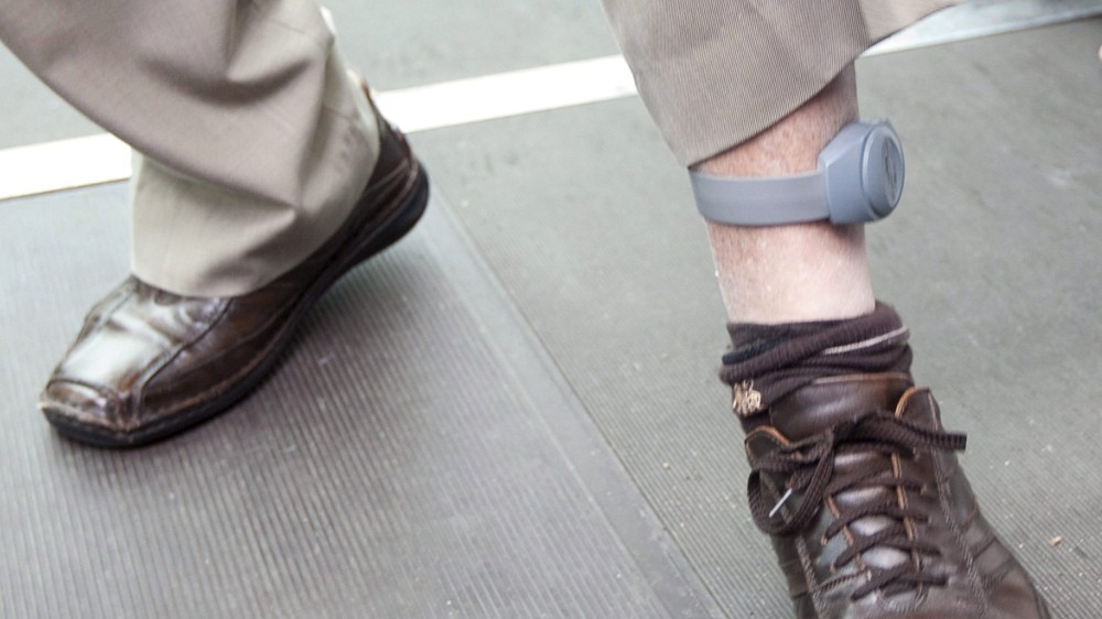 Domácí vězni dostanou od května hlídací náramky