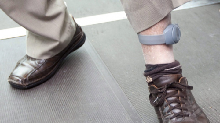 Domácí vězni dostanou od května hlídací náramky