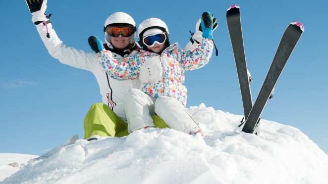 České skiareály zahajují sezónu, místy leží přes metr sněhu