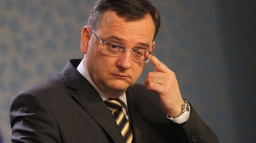 Sněmovna a vláda mají setrvale velmi nízkou důvěru. Nečas si pohoršil