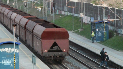 Na nádraží v Mariánských Lázních přejel vlak muže na kolejích