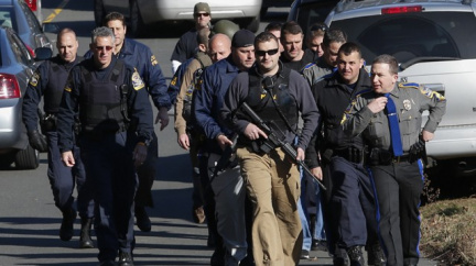 Amerikou otřásl další masakr: Střelec zaútočil na základní školu, mezi obětmi je 20 dětí