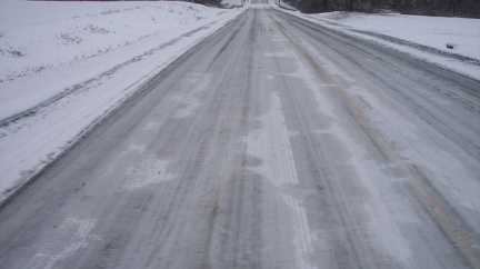 Na mnoha místech komplikuje dopravu náledí, silničáři radí opatrně