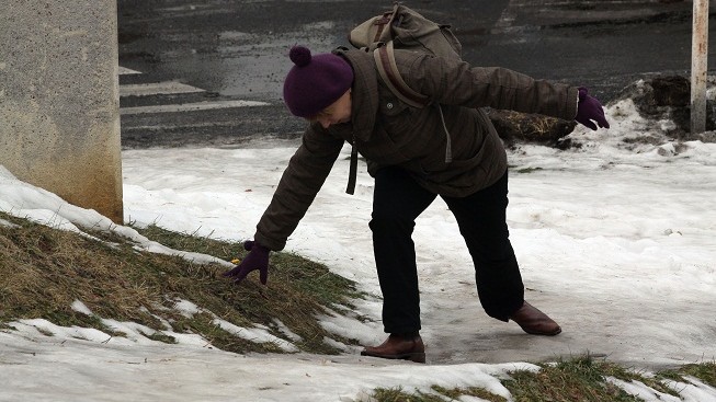 Česko pokryl led. Komplikuje život řidičům i chodcům