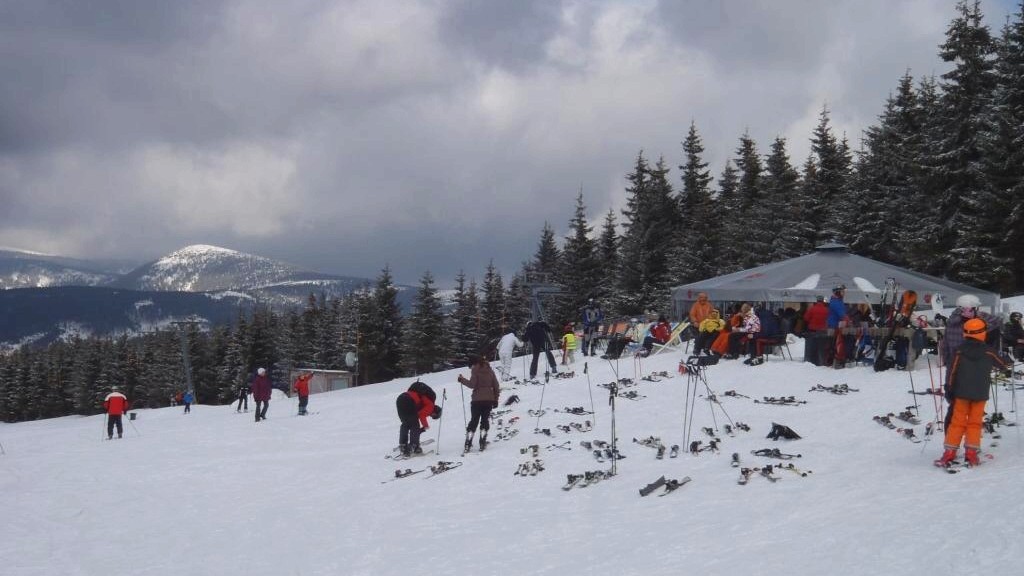 Počasí lyžování nepřeje, přesto se vleky rozjely