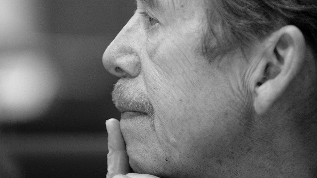 Hrádeček vzpomíná na Václava Havla svíčkami a papírovými srdci