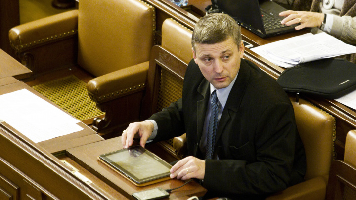 Vláda i opozice vyzývají Pekárka k okamžitému odchodu