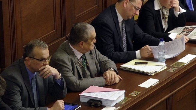 Vláda prosadila rozpočet. Schodek má být 100 miliard
