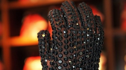 Jacksonova rukavice byla vydražena za 200.000 dolarů