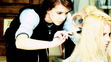 Le Monde: Ty pravé sociální sítě jsou v barech nebo kadeřnictvích