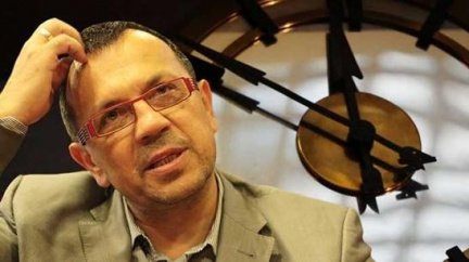 Foldyna je zděšen. Zaslechl mladé lidi, jak se baví o svých platech