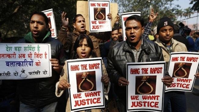 Indie v slzách: Lidé truchlí a protestují po pohřbení znásilněné dívky