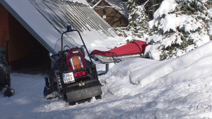 Tragédie na svahu: Zkušený lyžař (†52) nepřežil náraz do sloupu