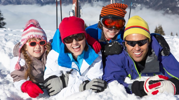 Tisíce lyžařů si na horách užívaly slunečný víkend