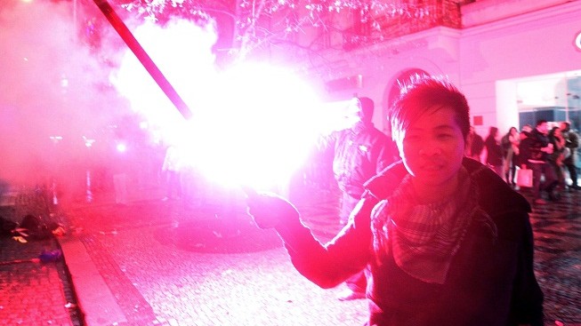 Nebezpečná pyrotechnika: Muž přišel o články prstů, chlapec si vážně poranil obličej