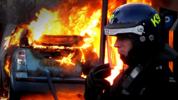 Silvestr po francouzsku: Výtržníci podpálili přes 1200 aut