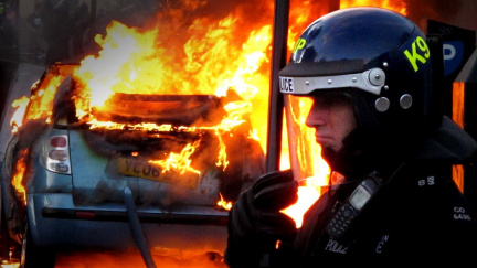 Silvestr po francouzsku: Výtržníci podpálili přes 1200 aut